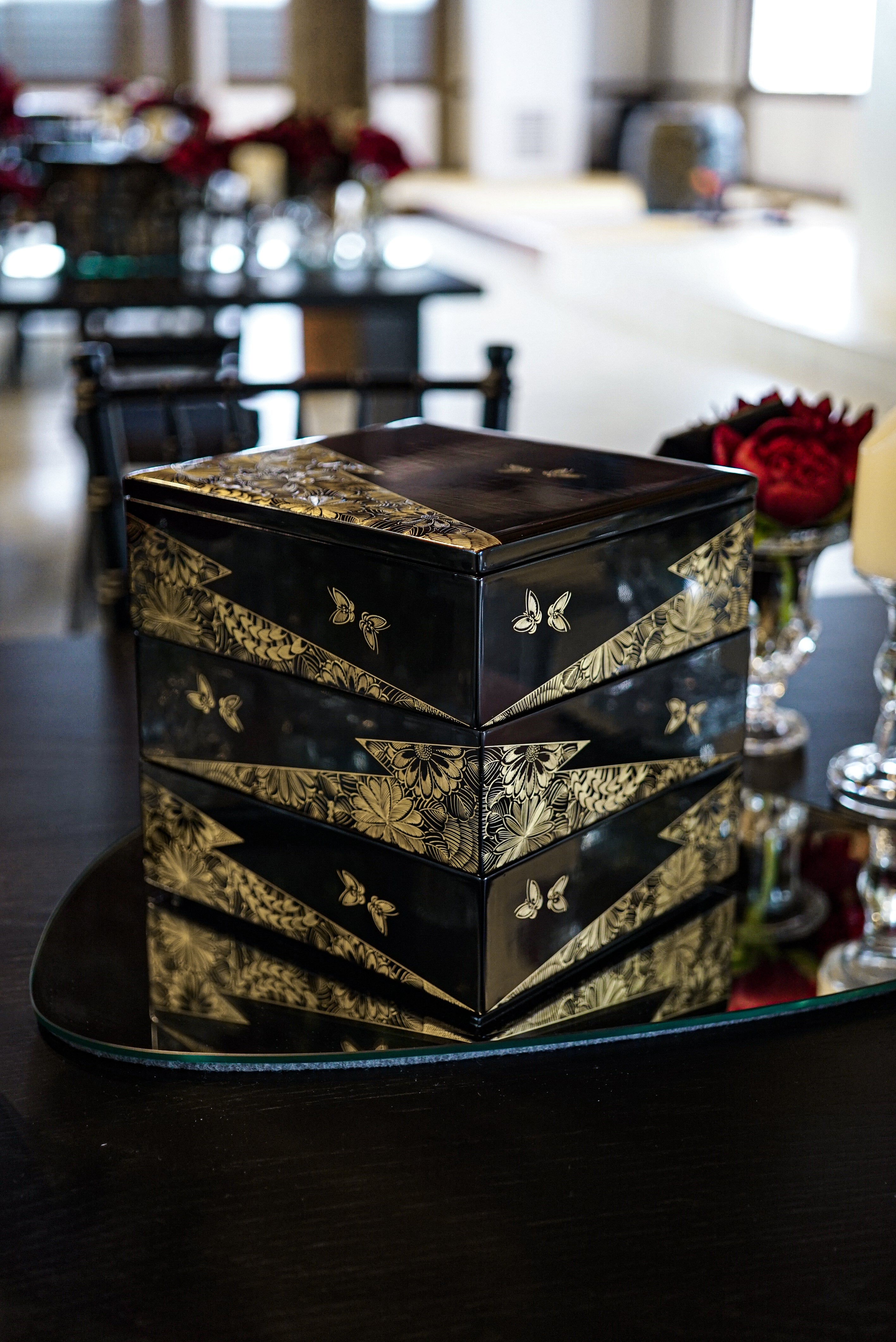 V：Wajima Lacquerware Jubako with Butterfly Chinkin