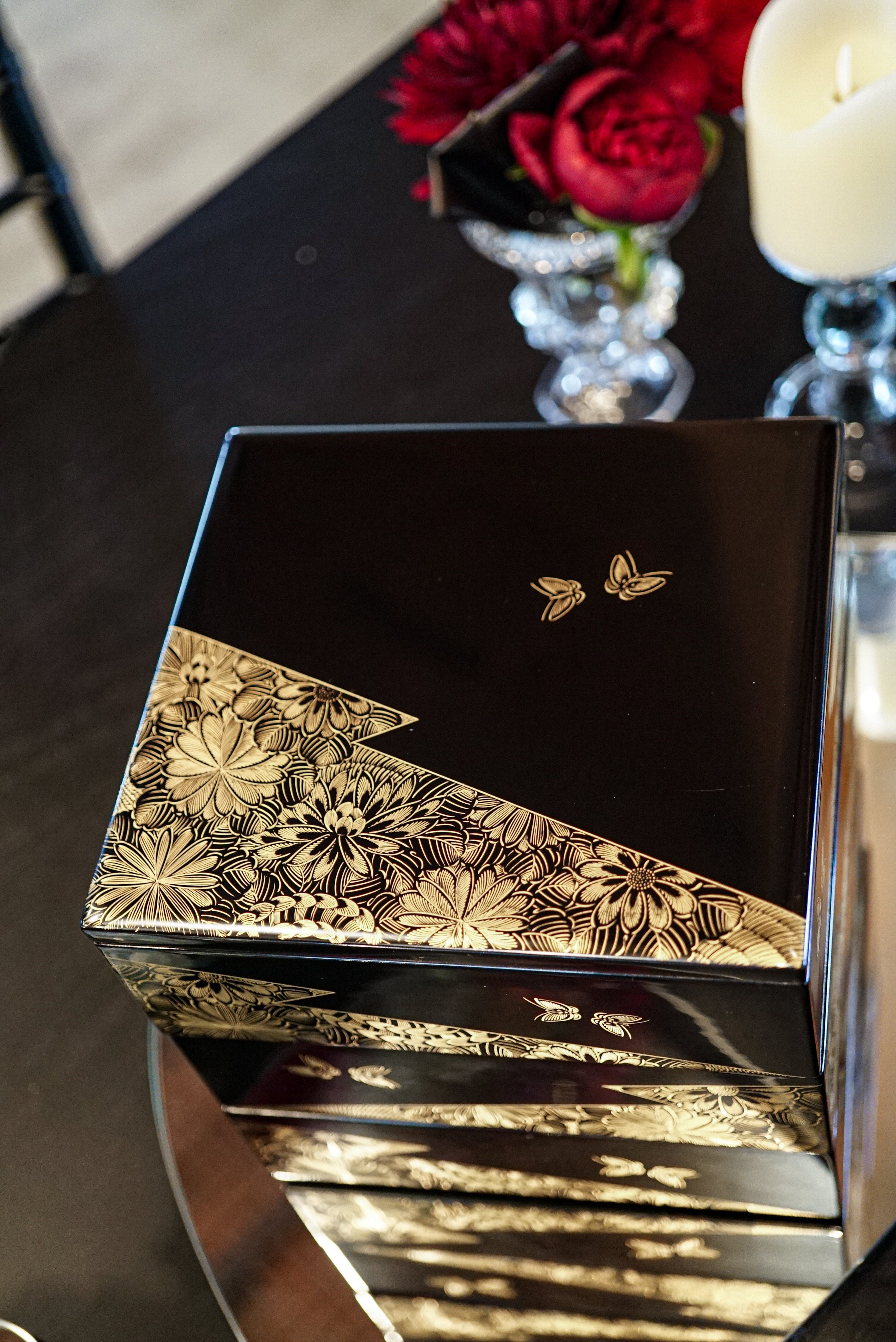 V：Wajima Lacquerware Jubako with Butterfly Chinkin
