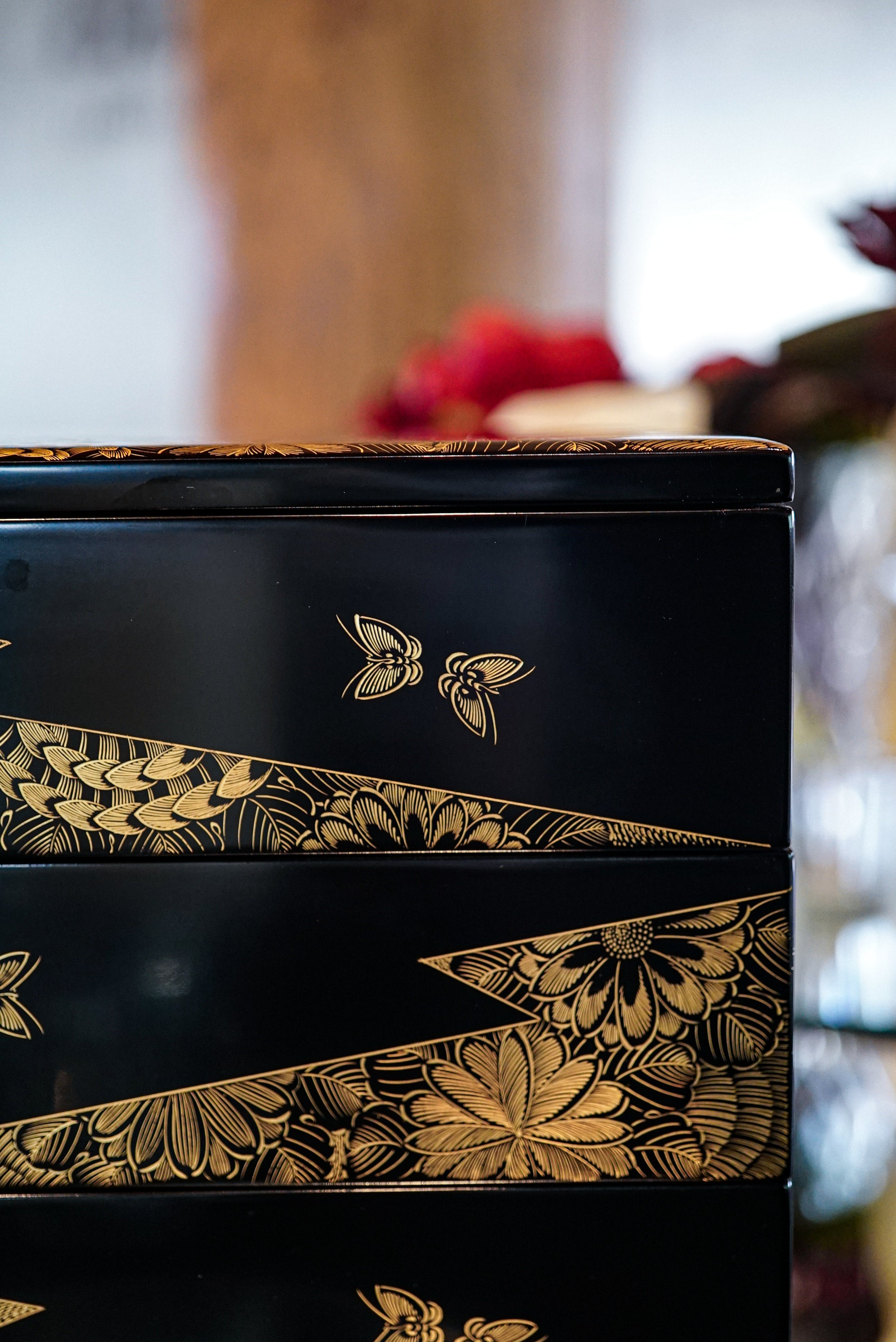 V：Wajima Lacquerware Jubako with Butterfly Chinkin