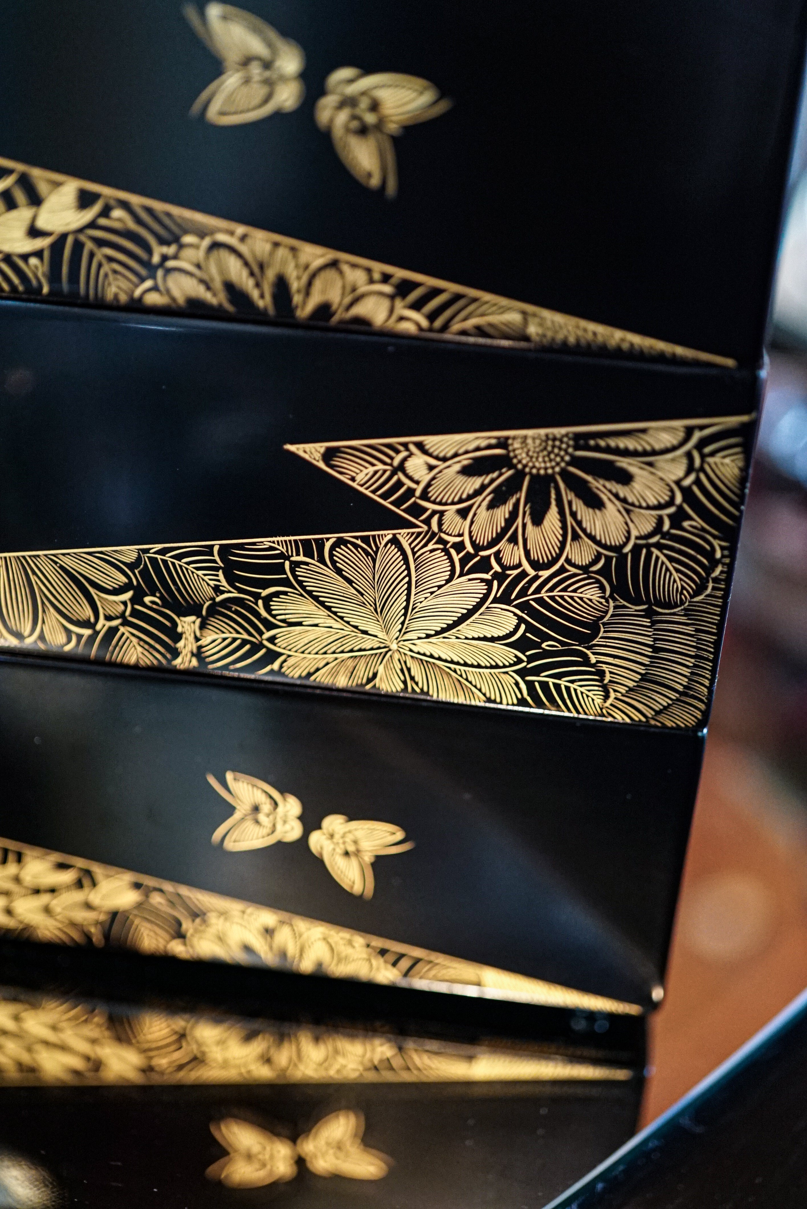 V：Wajima Lacquerware Jubako with Butterfly Chinkin