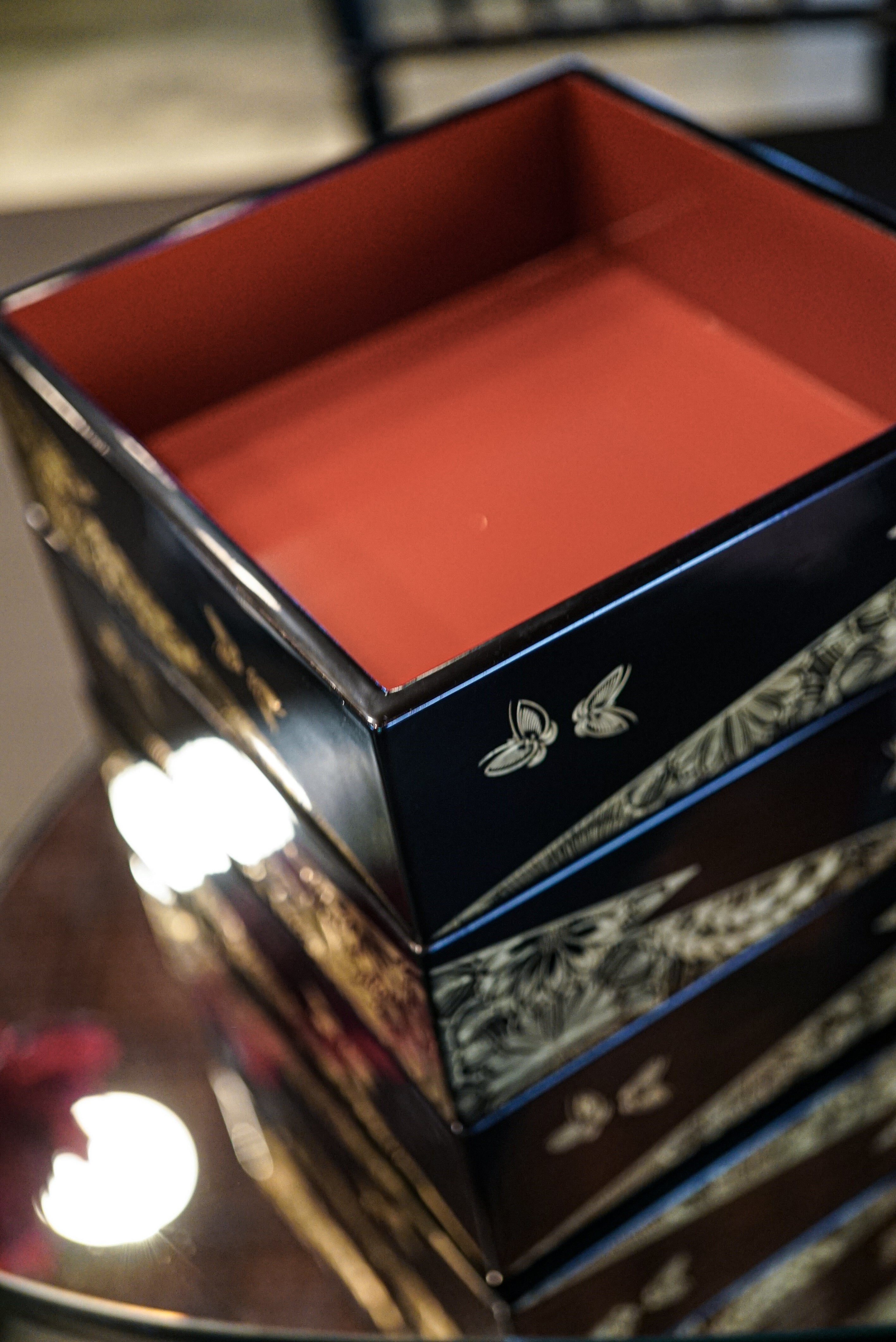V：Wajima Lacquerware Jubako with Butterfly Chinkin