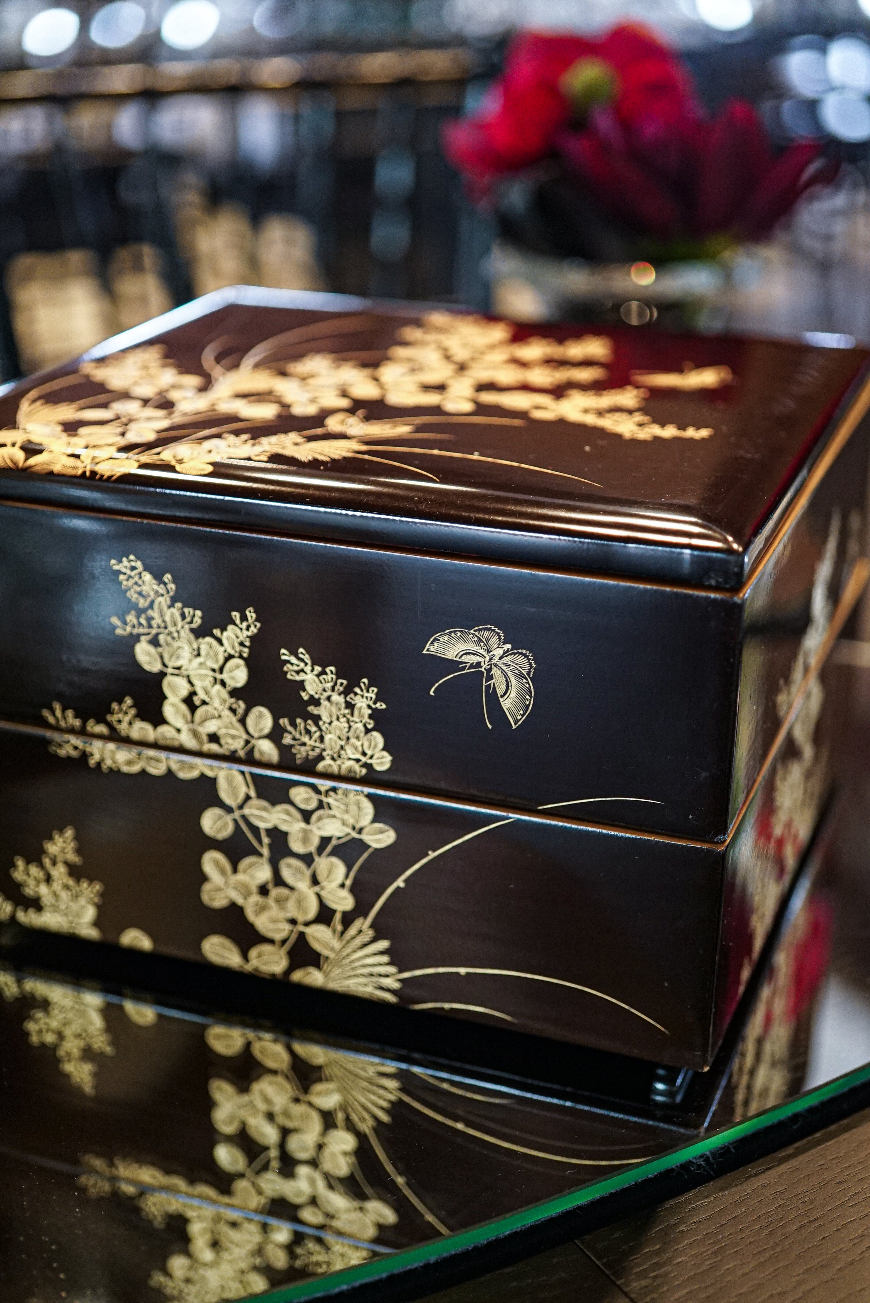 E：Wajima Lacquerware Jubako with Floral and Butterfly Chinkin Design