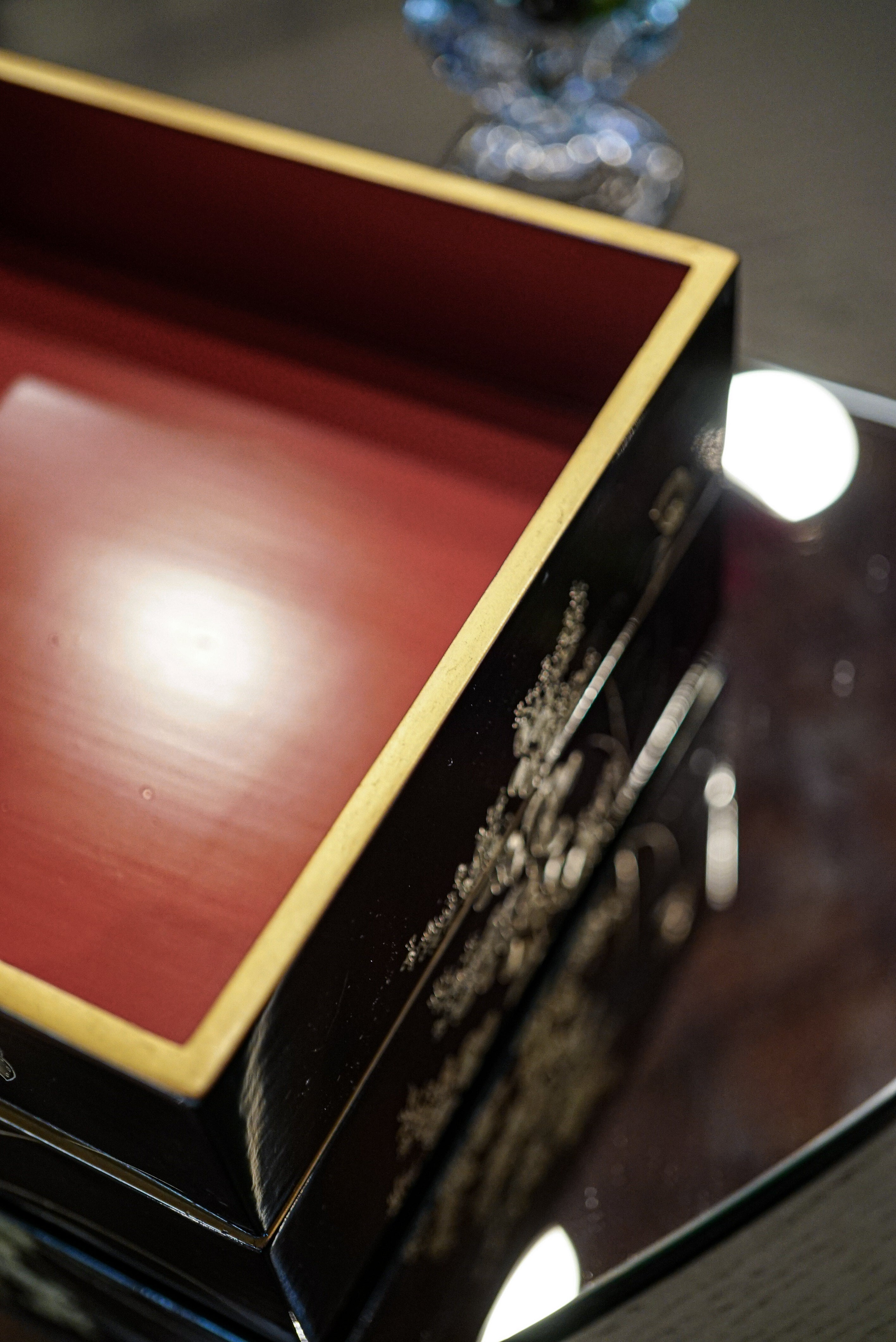 E：Wajima Lacquerware Jubako with Floral and Butterfly Chinkin Design