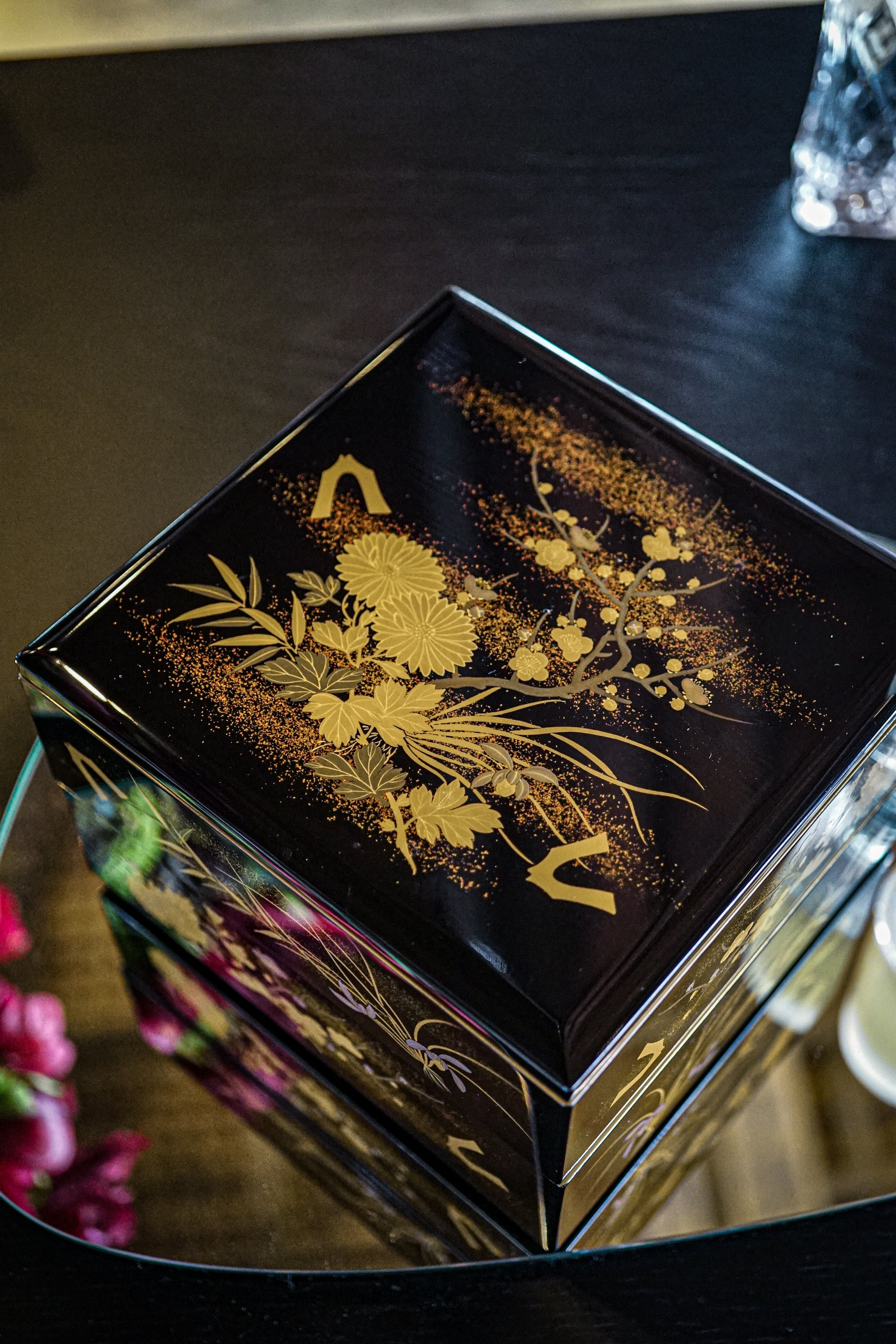 A：Jubako with Chrysanthemum and Autumn Grass Maki-e Design