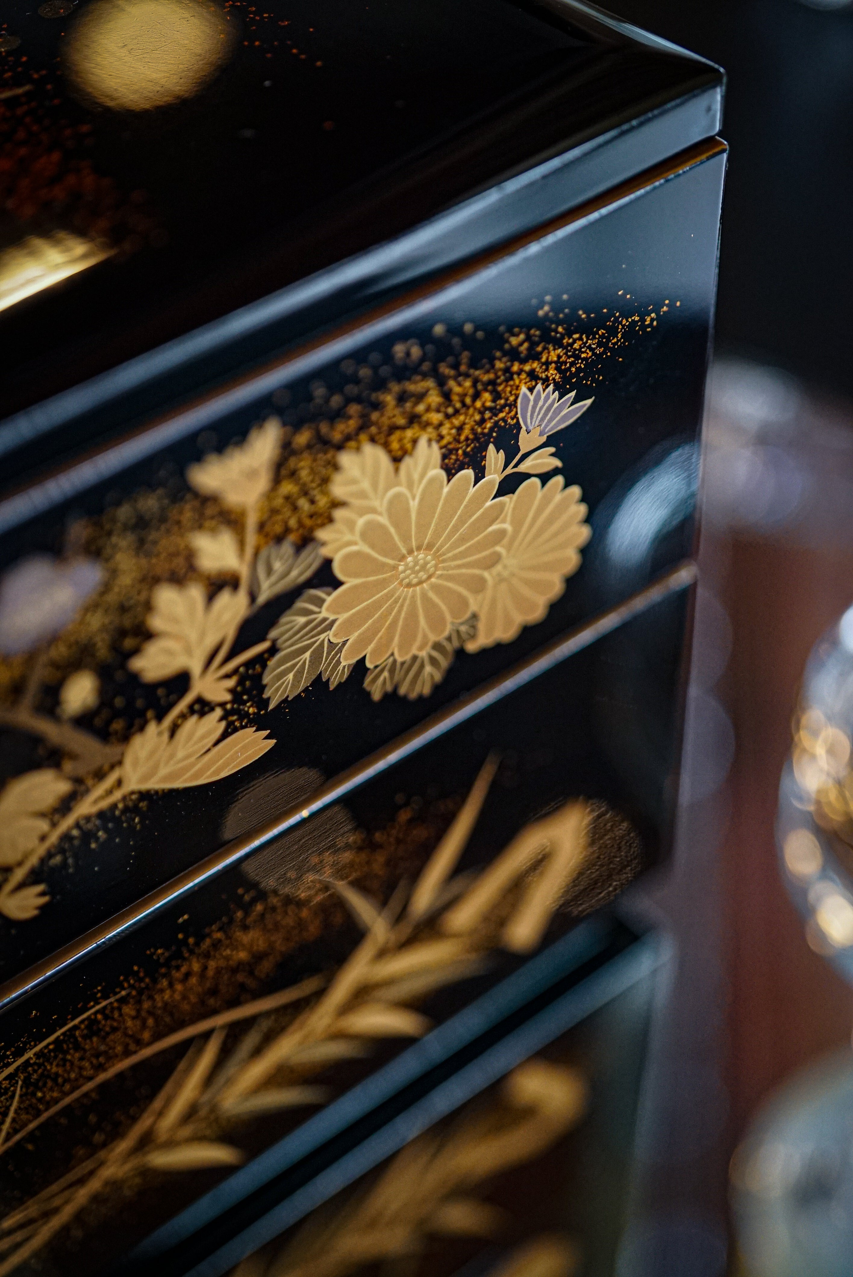 A：Jubako with Chrysanthemum and Autumn Grass Maki-e Design