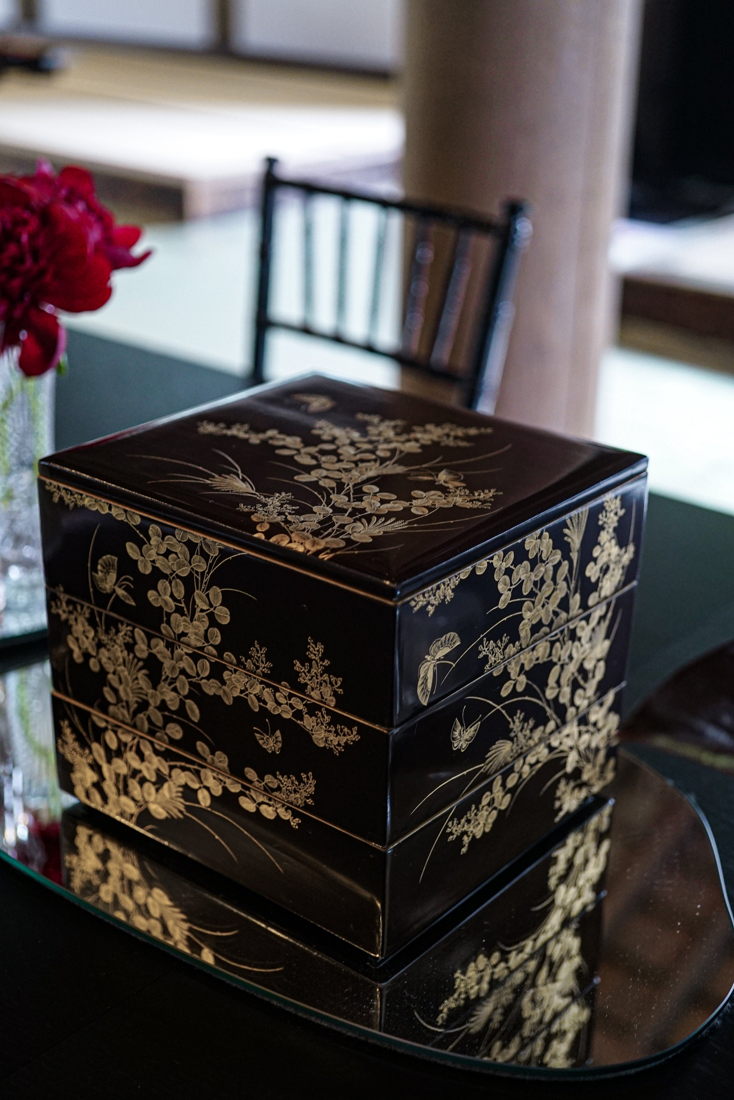 E：Wajima Lacquerware Jubako with Floral and Butterfly Chinkin Design