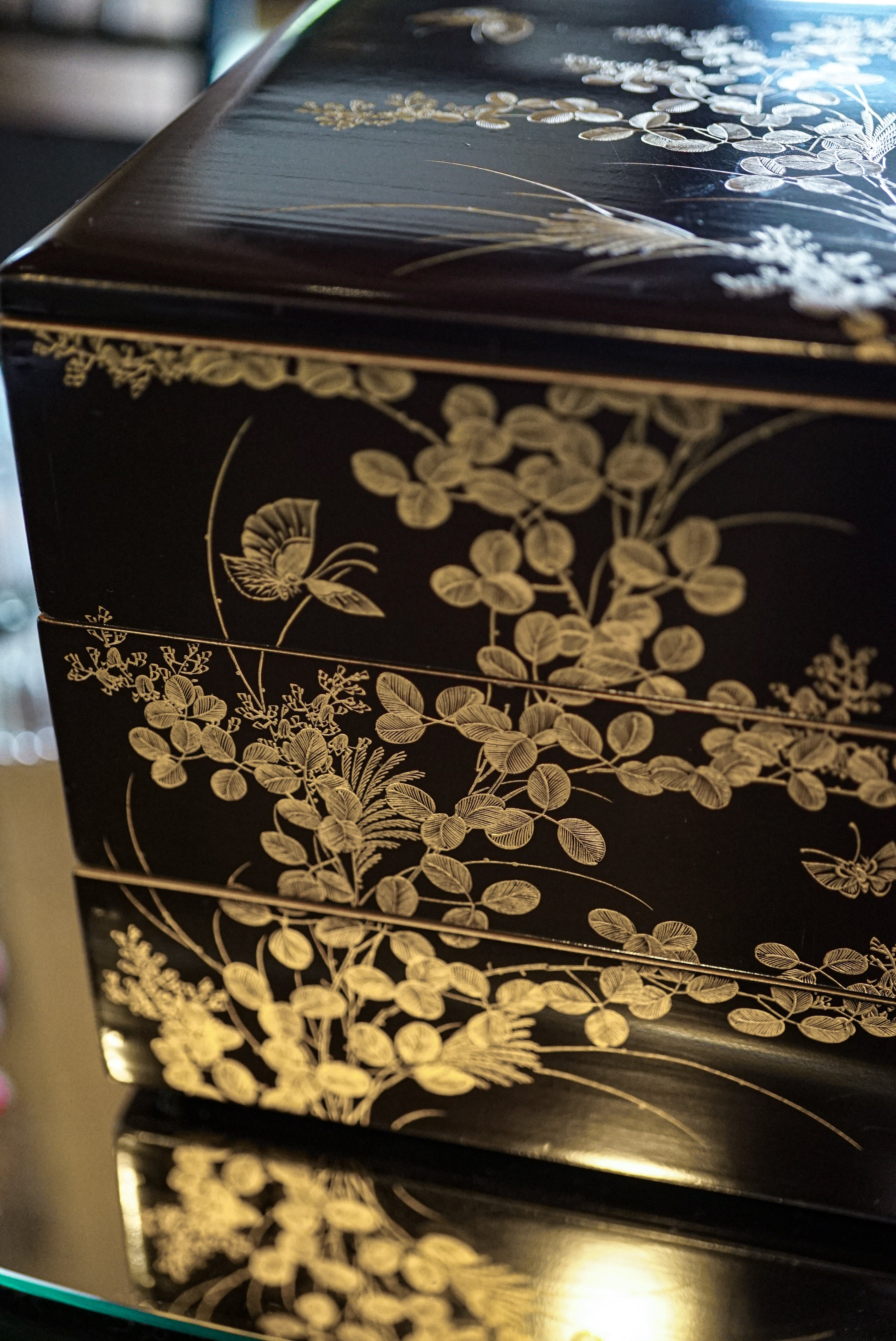 E：Wajima Lacquerware Jubako with Floral and Butterfly Chinkin Design