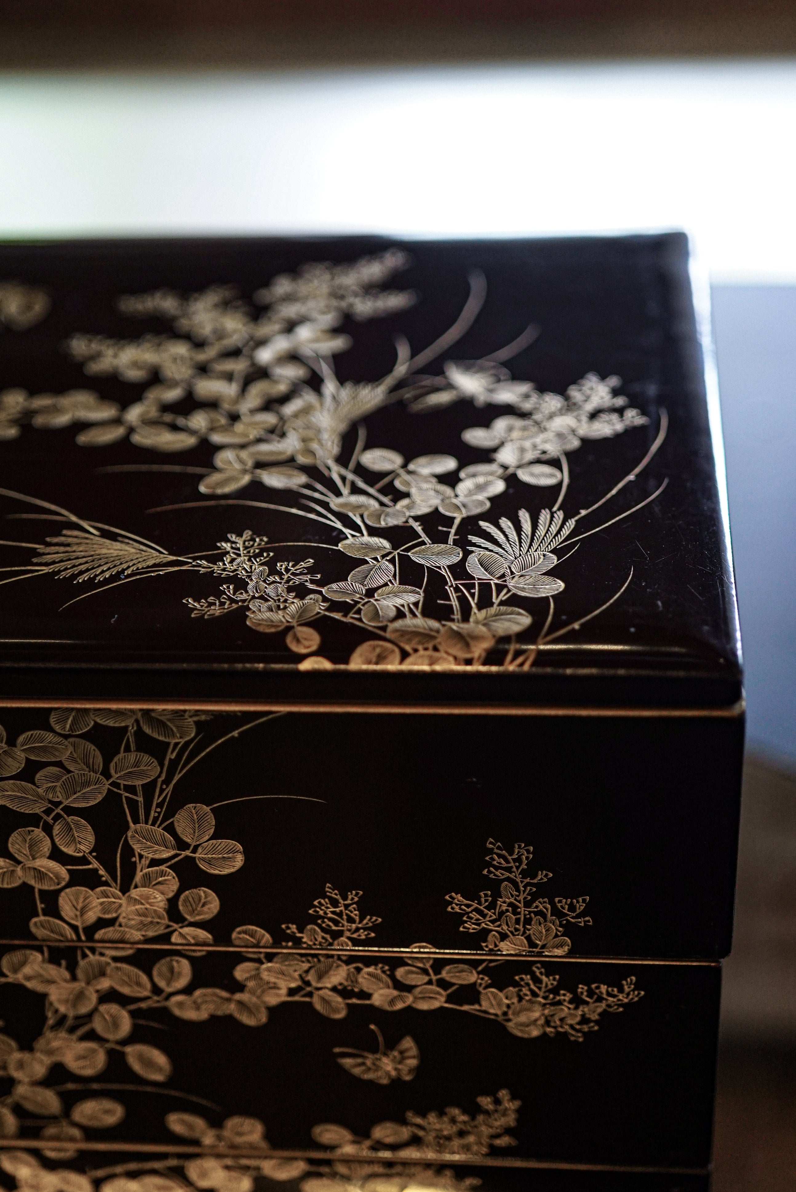 E：Wajima Lacquerware Jubako with Floral and Butterfly Chinkin Design